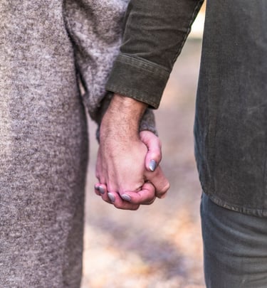 séance couple en amoureux se tenant la main