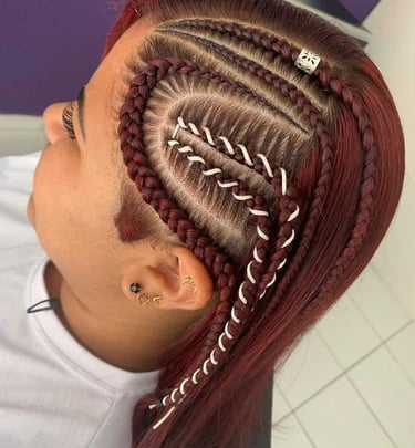 Vista lateral de un intrincado diseño de trenzas cornrow en forma de corazón