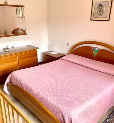 Camera con letto matrimoniale nell’appartamento turistico vicino a Marostica