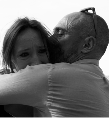 Le marié prend sa soeur dans ses bras après la cérémonie laïque