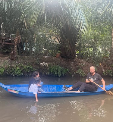 on s'amuse en famille sur un petit bateau