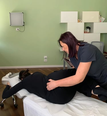 Osteopata esegue trattamento manuale su paziente a Terni