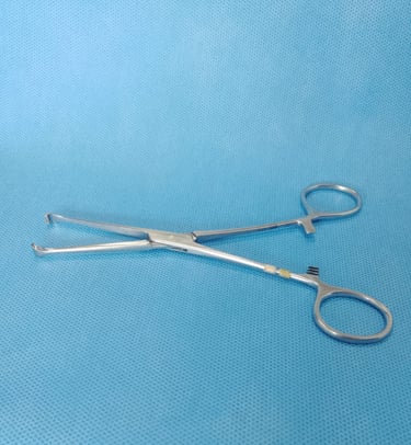 Pinça Allis sobre tecido azul estéril, usada para preensão de tecidos.