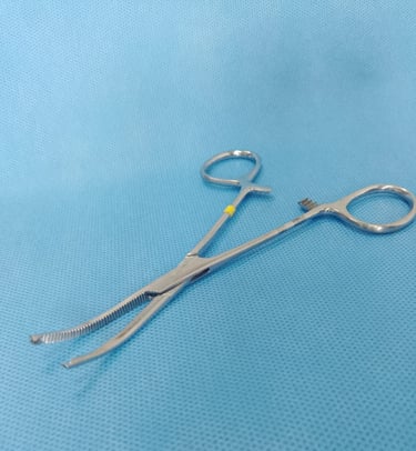 Pinça Kocher curva sobre tecido azul estéril, usada para fixar tecidos firmes.