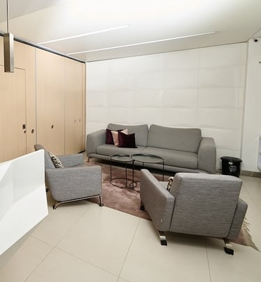 Área de atención y sala de espera de consultorio odontológico especializado