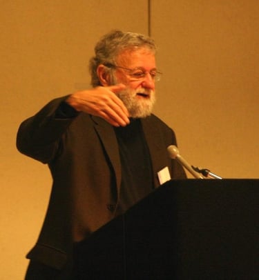 Um homem de terno e gravata está palestrando