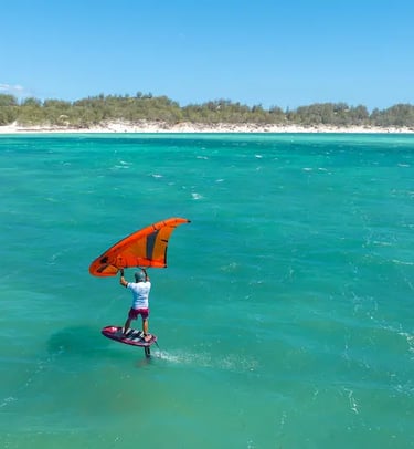 Wingfoil en navigation à la baie de Sakalava devant Ocean Lodge Madagascar