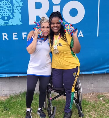 Fotografia de Catia Portilho, técnica em Halterofilismo e atleta paralímpica Mylena Lemos