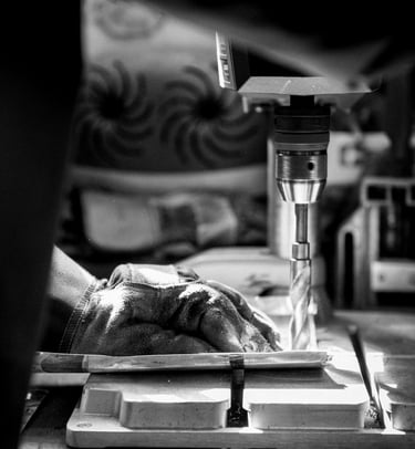 Mains de Yann Franconie, artisan fabricant de luminaires travaillant dans son atelier