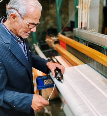 Maestro Reinaldo Niño en casa taller manos doradas