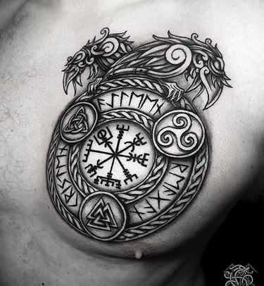 Tatouage viking intégrant un vegvisir, un valknut, un triskel, et un noeud celtique.