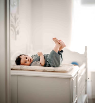 Baby lying on changing table – Fred Art Studio home session