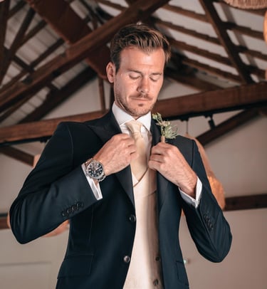 a man in a suit and tie tie