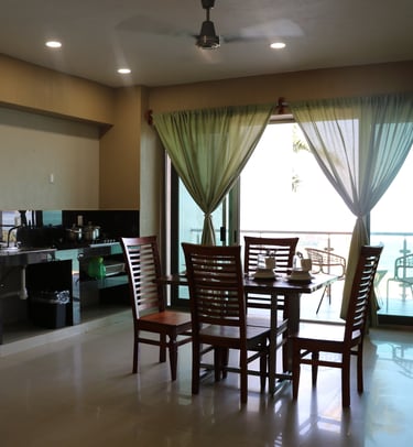 Comedor para 4 personas en habitación con vista al mar en Bungalows Aleday, Los Ayala, Nayarit