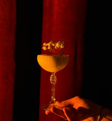 speakeasy cocktail bar atmosphere in oberkampf paris