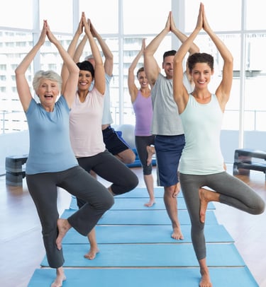 groupe de personnes de tous âges pratiquant le yoga