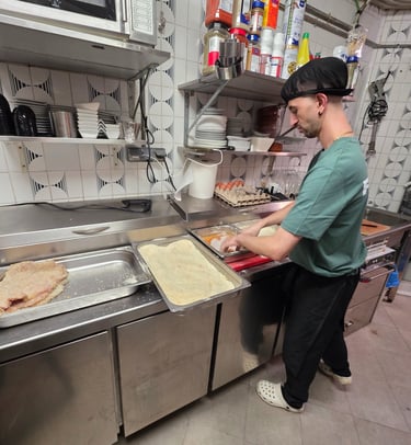 Nuestro cocinero prepara las mejores milanesas de Madrid