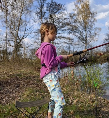 Aliana beim angeln im Teich in Salzhausen