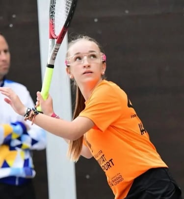 Jugadora del club valenciano de natación compitiendo a frontenis