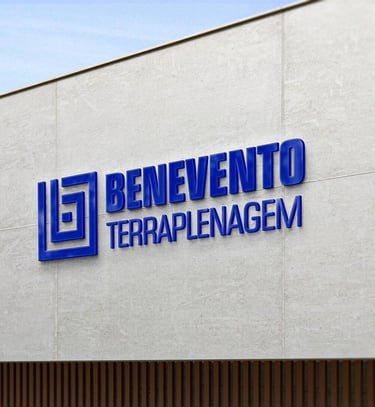Logotipo azul Benevento Terraplenagem em fachada clara, ao lado de símbolo geométrico quadrado.