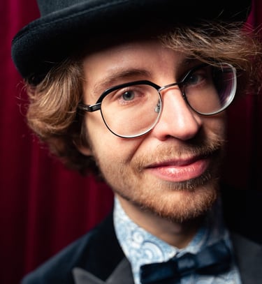 Taiteellinen muotokuva taikurista, joka katsoo kameraan