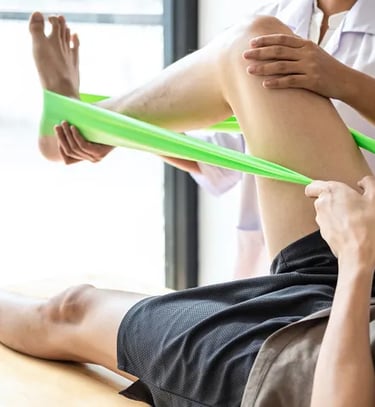 Profissional orienta paciente em exercício de fisioterapia com faixa elástica.