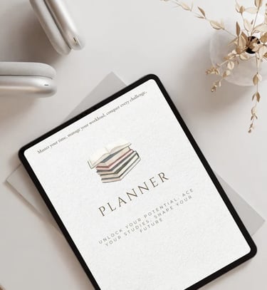Planificateur académique digital sur tablette, entouré d'un casque audio et de fleurs séchées sur un