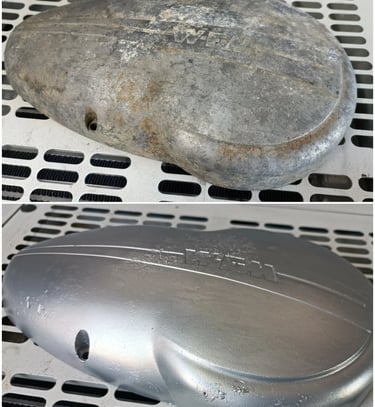 Pokrywa silnika WFM przed i po szkiełkowaniu – efekt czyszczenia i wygładzania aluminium