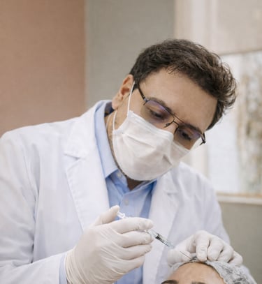 Doctor profesional con cubrebocas haciendo un procedimiento estetico.