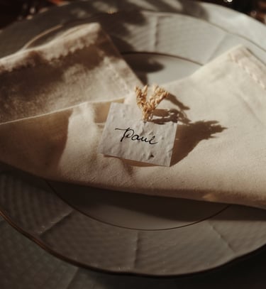 Marque place invités sur serviette et assiettes