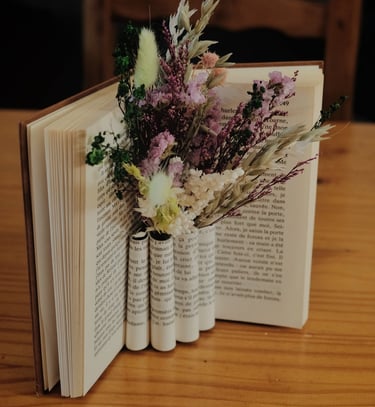 Décoration avec un livre et des fleurs séchées 