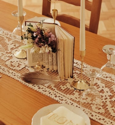Center de table poétique et rétro avec livre, fleurs séchées et napperon