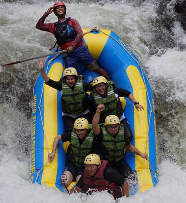 Para peserta saat melakukan kegiatan arung jeram pangalengan bersama fluir adventure diatas perahu kuning biru