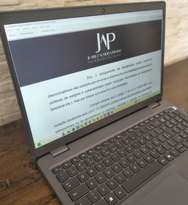 Laptop exibindo uma petição jurídica contendo o logotipo Juarez Almeida Prado Advocacial