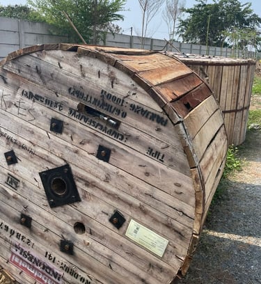 a wooden barrel type barrel with a wooden barrel di lapangan sebelum pemasangan