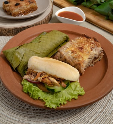 pan con pollo, tamal, budín y pastel de plátano