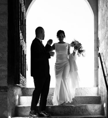 des mariés descendant des escaliers dans un château de mariage