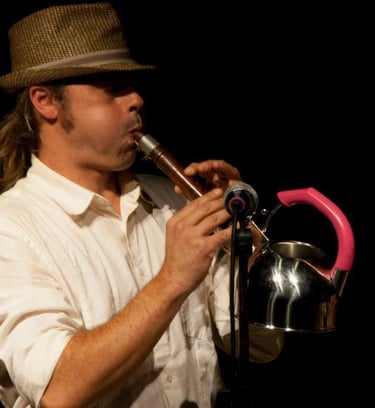 guirigabacho en live dans son concert spokeradio. il joue du sac bouilloire