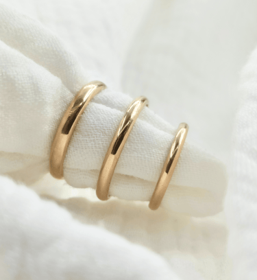 Trois alliances en or jaune 18k de trois largeurs différentes : 2mm 2,5mm et 3mm