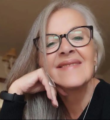 Conchita Escudero, terapeuta especializada, ofreciendo su testimonio sobre los servicios. de Natalia Orihuela Madrid