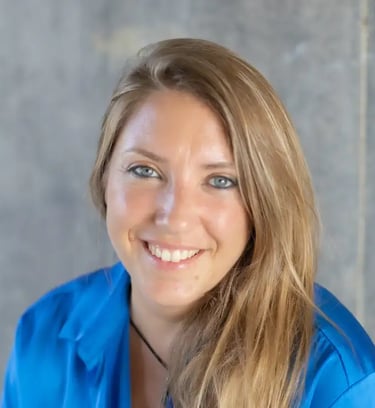 Ruth Casas Novas sonriendo, profesora de yoga y mindfulness, proporciona un testimonio positivo