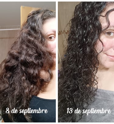 Mujer curly con el rizo definido