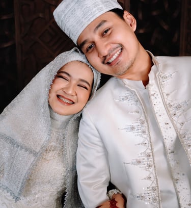 Memopro Wedding Organizer WO profesional dan terpercaya. man and woman in traditional dress clothes