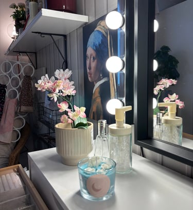 Bougie parfumée escapage exotique sur table