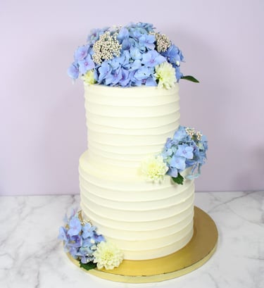 Tarta de boda elegante con flores naturales, diseño artesanal en Madrid