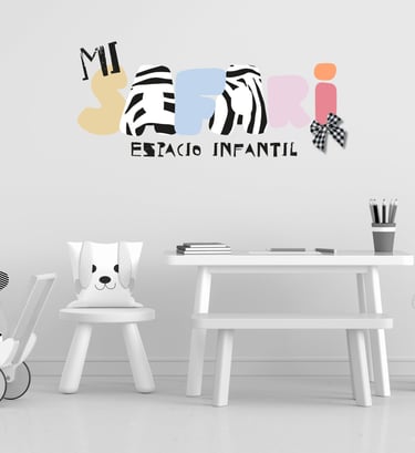 Logotipo Mi Safari Espacio Infantil en pared de aula decorada