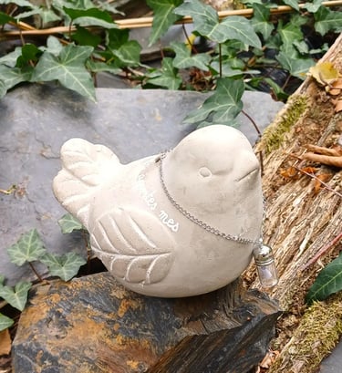 message peint  sur un oiseau ciment exterieurpour personne décédée