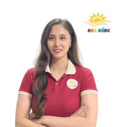 Cô Hà – Giáo viên phụ trách lớp bán trú tại Trung tâm Can thiệp Sớm Hoa Nắng, hướng dẫn trẻ 