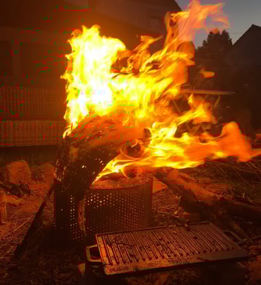 Loderndes Feuer im Garten