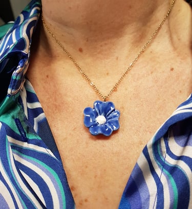 Bijou pendentif en céramique émaillé de couleur bleu